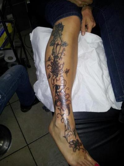 Nos ralisations - Diffrentes ralisations - Tattoo Fe avec fleurs et arabesques .Boutique Tattoo Evolution Perpignan