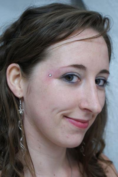 Piercing - piercings de surface - piercing coin de l' oeil