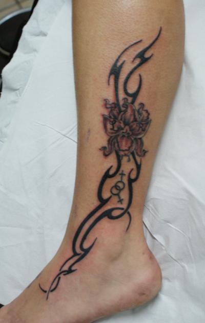 Nos ralisations - fleurs diverses - Fleurs avec tribal boutique Tattoo Evolution Perpignan