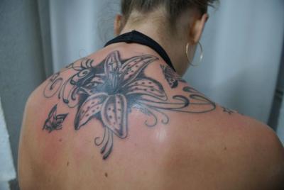 Nos ralisations - fleurs diverses - Fleur avec papillons. boutique Tattoo Evolution Perpignan