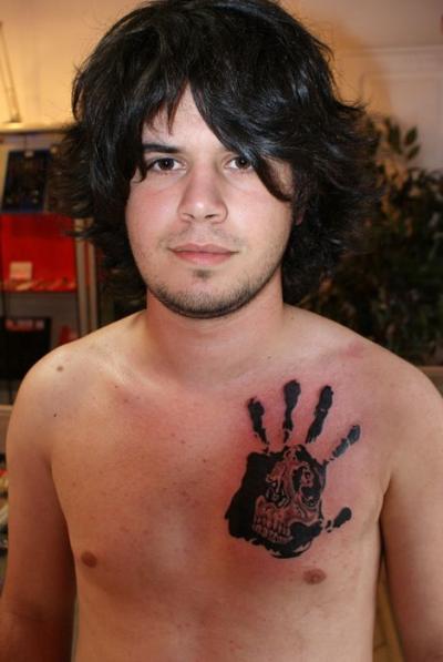 Nos ralisations - tattoo sur la mort - main avec tte de mort