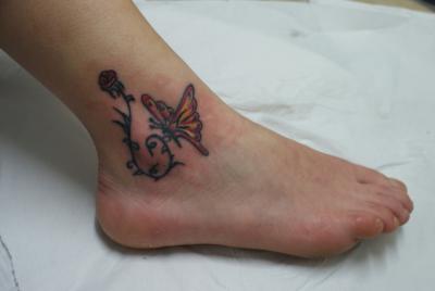 Nos ralisations - papillons - Papillon avec rose.Boutique Tattoo Evolution Perpignan