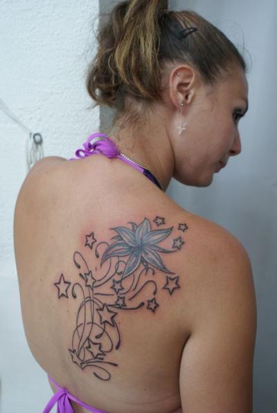 Nos ralisations - soleil lunes toiles - Fleur avec toiles. boutique Tattoo Evolution Perpignan