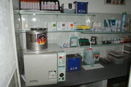 Espace strilisation avec autoclave de classe B et nettoyeurs  ultasons . Tattoo Evolution Perpignan (PYRENNEES ORIENTALES) dans le LANGUEDOC ROUSSILLON.