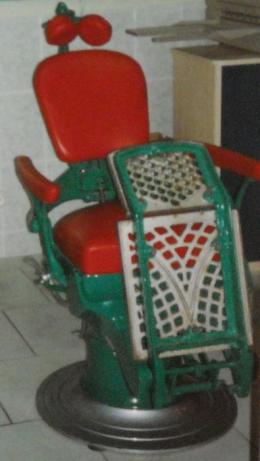 1984, premier fauteuil tattoo de Serge , dans le LANGUEDOC ROUSSILLON  PERPIGNAN PYRENEES ORIENTALES .Tattoo Evolution Perpignan