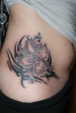 Coup de coeur 1 - Mod�le tattoo . Orchid�e avec tribal TATTOO EVOLUTION (perpignan)