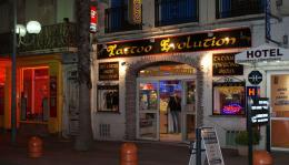 entr�e de Tattoo Evolution � 50m de la gare sncf de Perpignan , � c�t� de l'h�tel BALLADIN .PYRENNEES ORIENTALES dans le LANGUEDOC ROSSILLON.
