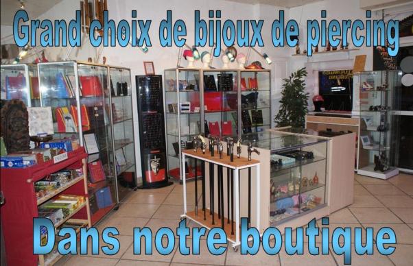   vitrines bijoux de piercing Boutique tattoo Evolution Perpignan