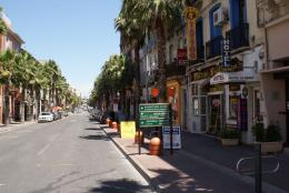 L'avenue du gnral de gaulle  perpignan direction place Catalogne et FNAC ( PYRENEES ORIENTALES dans le LANGUEDOC ROUSSILLON ).