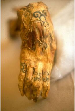 Tattoo- museum- history-main d'une momie tatoue entre l'an 900 et 1350 de notre re- TATTOO EVOLUTION- Perpignan Pyrnes Orientales