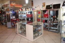 Vitrines de bijoux piercing et ides cadeaux.Tattoo Evolution Perpignan( PYRENNEES ORIENTALES ) dans le LANGUEDOC ROUSSILLON.