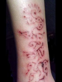 Probl�me au henn� . Tattoo Evolution Perpignan