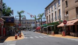 Gare SNCF de perpignan avec bars et htels de proximit , dont bar brasserie htel Paris Barcelone , ainsi que le bar brasserie le Terminus .