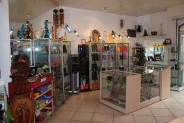 vitrines de piercing avec un choix d'encens. TATTOO EVOLUTION PERPIGNAN ( PYRENNEES ORIENTALES ) dans le LANGUEDOC ROUSSILLON.