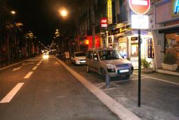 Vue de nuit prise de la boutique Tattoo Evolution vers la place catalogne de perpignan, PYRENEES ORIENTALES ( LANGUEDOC ROUSSILLON ) .