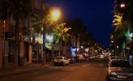 Vue de nuit prise de la boutique vers la place catalogne de perpignan, PYRENEES ORIENTALES ( LANGUEDOC ROUSSILLON ) .